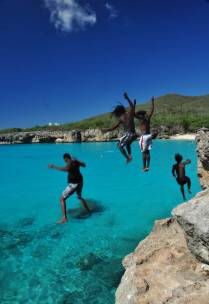 Saltando no mar azul de Groot Knit, no norte de Curaçao